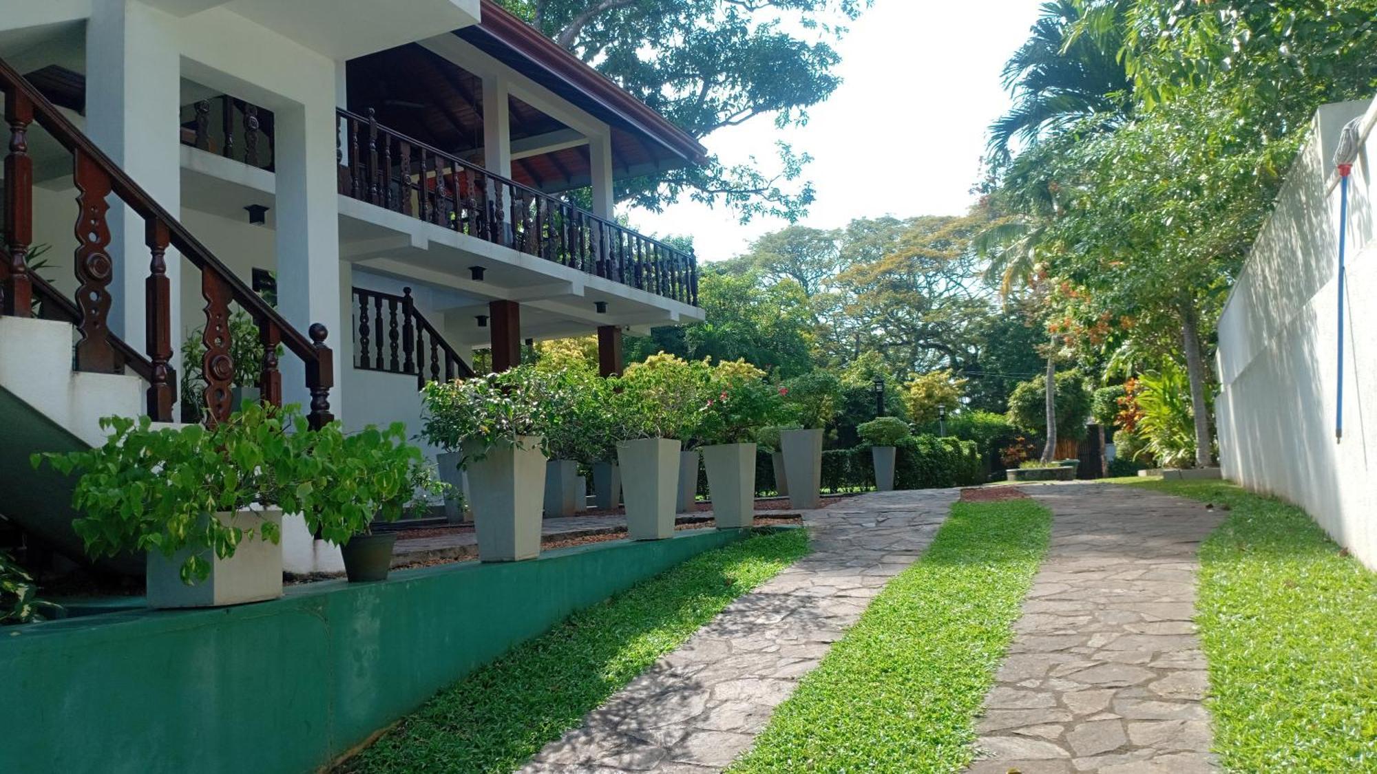 Rockery Villa Ayurveda Bentota Esterno foto